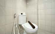 Toilet Kamar 6 Homey 2BR at Mekarwangi Square Cibaduyut Apartment By Travelio