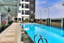 สระว่ายน้ำ Homey 2BR at Mekarwangi Square Cibaduyut Apartment By Travelio