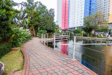 Lobi Comfy 2BR Apartment at Green Pramuka City By Travelio