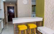 Ruang untuk Umum 4 Warm and Minimalist 2BR at Sky House BSD Apartment By Travelio