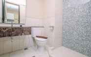 In-room Bathroom 4 Elegant and Nice Studio Apartment at Nine Residence By Travelio