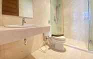 Toilet Kamar 6 Cozy 2BR at Dago Butik Apartment By Travelio