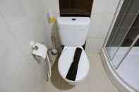 Toilet Kamar Spacious 2BR at Tanglin Supermall Mansion Apartment with Access Mall By Travelio