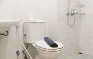 Toilet Kamar 7 Nice and Homey 2BR at Patraland Urbano Apartment By Travelio