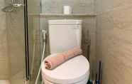 Toilet Kamar 4 Comfort and Nice 1BR at Gold Coast Apartment By Travelio