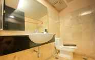 Toilet Kamar 6 Comfort Living 2BR Apartment at Braga City Walk By Travelio