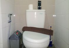 Bilik Mandi dalam Bilik 4 Tidy and Homey Studio Apartment at Taman Melati Sinduadi By Travelio