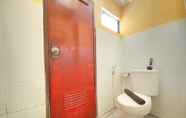 Phòng tắm bên trong 7 Cozy 2BR Apartment at Gateway Ahmad Yani Cicadas By Travelio
