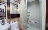 Phòng tắm bên trong 7 Nice and Fancy Studio at Transpark Bintaro Apartment By Travelio