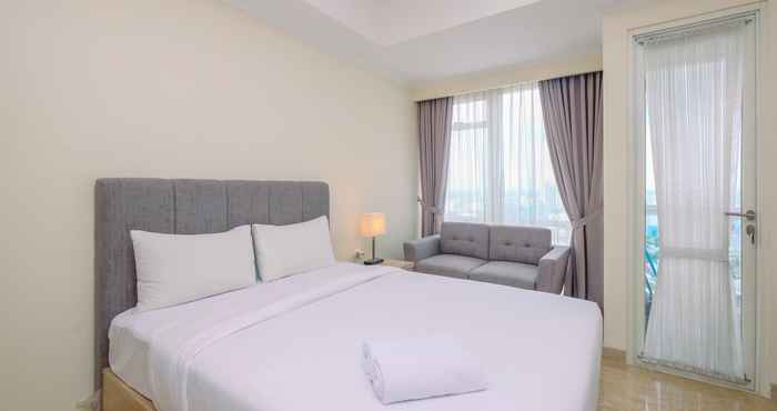 Kamar Tidur Cozy and Nice Studio at Menteng Park Apartment By Travelio