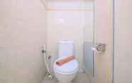 Toilet Kamar 5 Lavish and Fancy 1BR at Menteng Square Apartment By Travelio