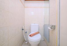 Toilet Kamar 5 Lavish and Fancy 1BR at Menteng Square Apartment By Travelio