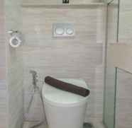 In-room Bathroom 5 Comfortable and Elegant 1BR at Uttara The Icon Apartment By Travelio