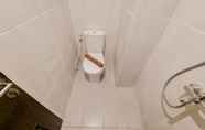 Toilet Kamar 4 Fully Furnished Studio Apartment at Serpong Garden By Travelio