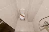 Toilet Kamar Fully Furnished Studio Apartment at Serpong Garden By Travelio