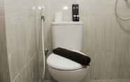 Toilet Kamar 4 Nice and Fancy Studio at Vasanta Innopark Apartment By Travelio