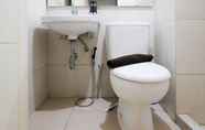 Toilet Kamar 4 Easy Access and Comfy 2BR Apartment at Tanglin Supermall Mansion By Travelio