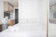 Kamar Tidur Comfort and Minimalist Studio at Belmont Residence Puri Apartment By Travelio