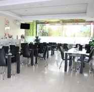 Restaurant 4 Raising Hotel Makassar 