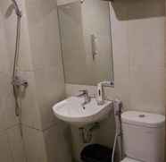 In-room Bathroom 3 Raising Hotel Makassar 