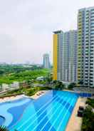 SWIMMING_POOL Great Location Studio Room Apartment at Springlake Summarecon Bekasi By Travelio