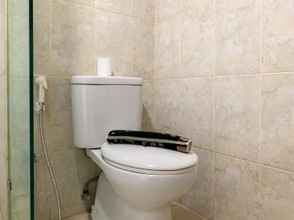 Toilet Kamar 4 Cozy Studio Apartment at Tamansari The Hive By Travelio