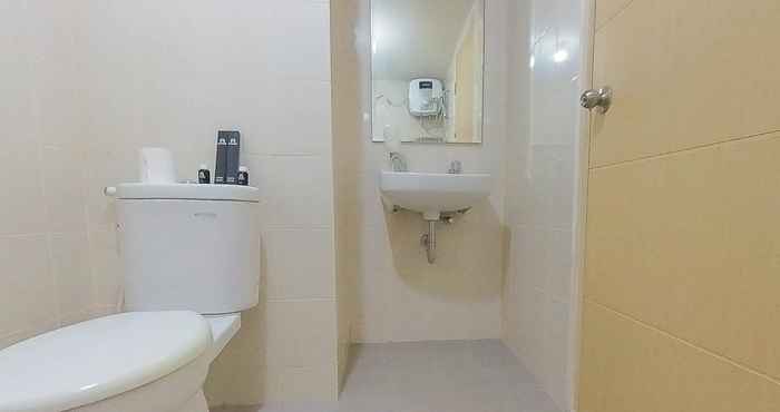 In-room Bathroom Warm and Comfort Studio Room at Amethyst Kemayoran Apartment By Travelio