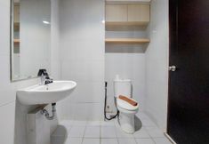 In-room Bathroom 5 Comfort and Nice 1BR at Casa De Parco Apartment By Travelio