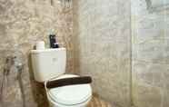 Toilet Kamar 5 Spacious Minimalist Studio Room at Apartment Galeri Ciumbuleuit 1 By Travelio