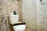 Toilet Kamar Spacious Minimalist Studio Room at Apartment Galeri Ciumbuleuit 1 By Travelio