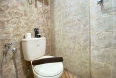 客房浴室 Spacious Minimalist Studio Room at Apartment Galeri Ciumbuleuit 1 By Travelio