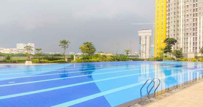 สระว่ายน้ำ Simply and Comfort Studio Springlake Summarecon Bekasi Apartment By Travelio