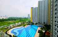 สระว่ายน้ำ 2 Simply and Comfort Studio Springlake Summarecon Bekasi Apartment By Travelio
