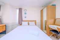 ห้องนอน Comfy and Fully Furnished Studio Apartment Margonda Residence 3 By Travelio