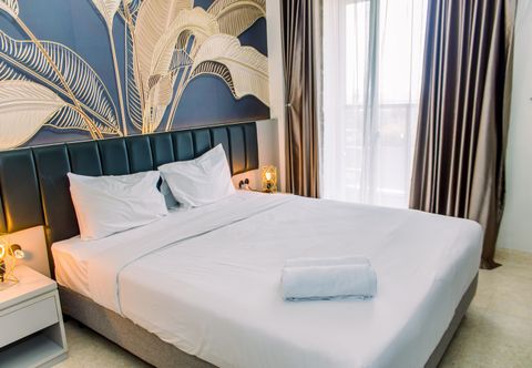 Kamar Tidur Nice and Fancy Studio at Gold Coast Apartment By Travelio