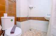 Toilet Kamar 4 Modern & Minimalist Staycation Newly Renovated Studio Apartment at Margonda Residence 3 By Travelio