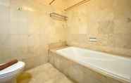 Toilet Kamar 6 Comfy and Spacious 2BR at Braga City Walk Apartment By Travelio