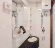 Toilet Kamar 5 Comfy and Nice Studio Room at Sky House BSD Apartment By Travelio