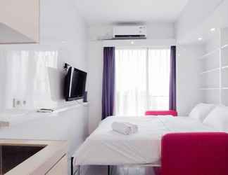 Kamar Tidur 2 Comfy and Nice Studio Room at Sky House BSD Apartment By Travelio