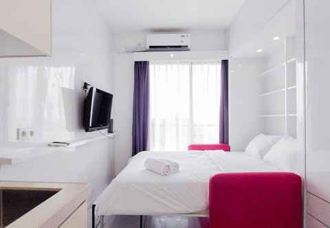 Kamar Tidur Comfy and Nice Studio Room at Sky House BSD Apartment By Travelio