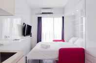 Kamar Tidur Comfy and Nice Studio Room at Sky House BSD Apartment By Travelio