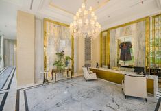 Lobby 7 Emerald ArtDeco Apartment with Private Jacuzzi