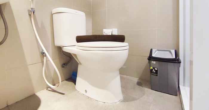 Toilet Kamar Comfy and Best Deal Studio Apartment at Sentraland Semarang By Travelio