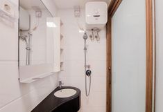 Toilet Kamar 4 Cozy Stay and Comfy Studio Room at Sky House BSD Apartment By Travelio