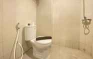 Phòng tắm bên trong 5 Gorgeous 2BR at Mekarwangi Square Cibaduyut Apartment By Travelio