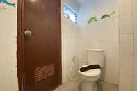 Toilet Kamar Adorable 2BR at Gateway Ahmad Yani Cicadas Bandung Apartment By Travelio