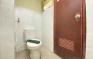 In-room Bathroom 7 Cozy 3BR Furnished at Gateway Ahmad Yani Cicadas Apartment By Travelio