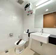 Toilet Kamar 4 Cozy Studio at Beverly Dago Apartment By Travelio