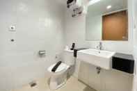 Toilet Kamar Cozy Studio at Beverly Dago Apartment By Travelio