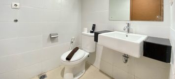 In-room Bathroom 4 Cozy Studio at Beverly Dago Apartment By Travelio